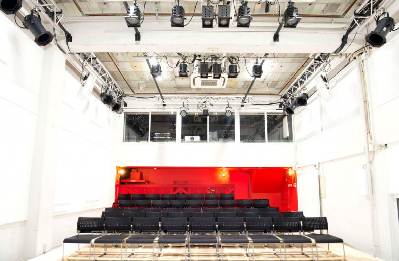 Stage chairs available　The first floor can be used not only as a theater, but also as a place of exchange for the community, where various art works can be exhibited, as a meeting space, as an event venue, and as a place for all kinds of creative activities. - 1F Performance Theater
